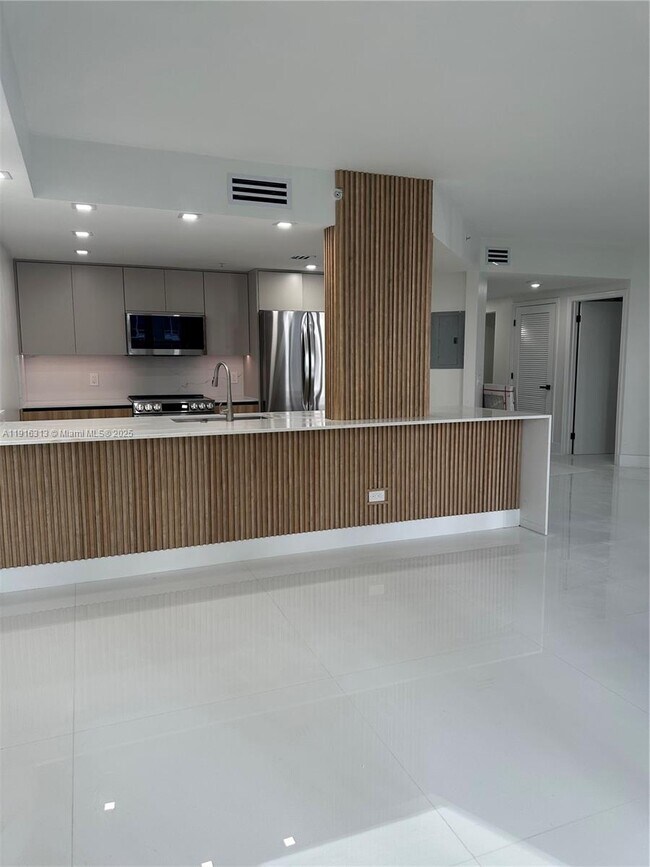 Building Photo - 701 Brickell Key Blvd