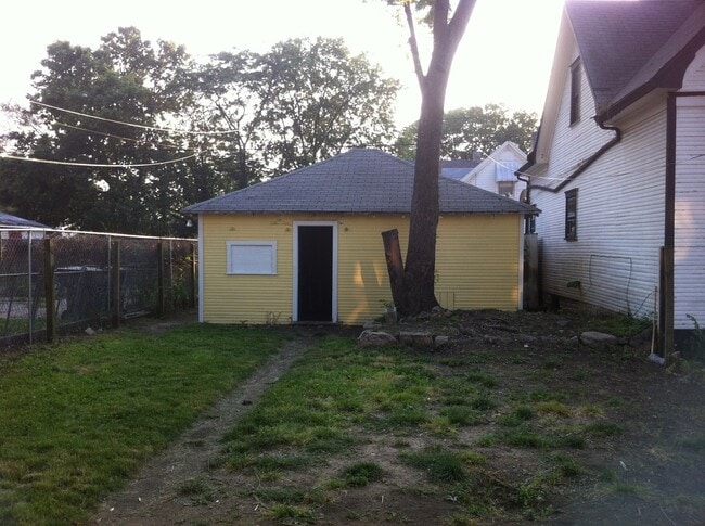 Building Photo - Great 4 bed 1.5 bath with detached garage ...