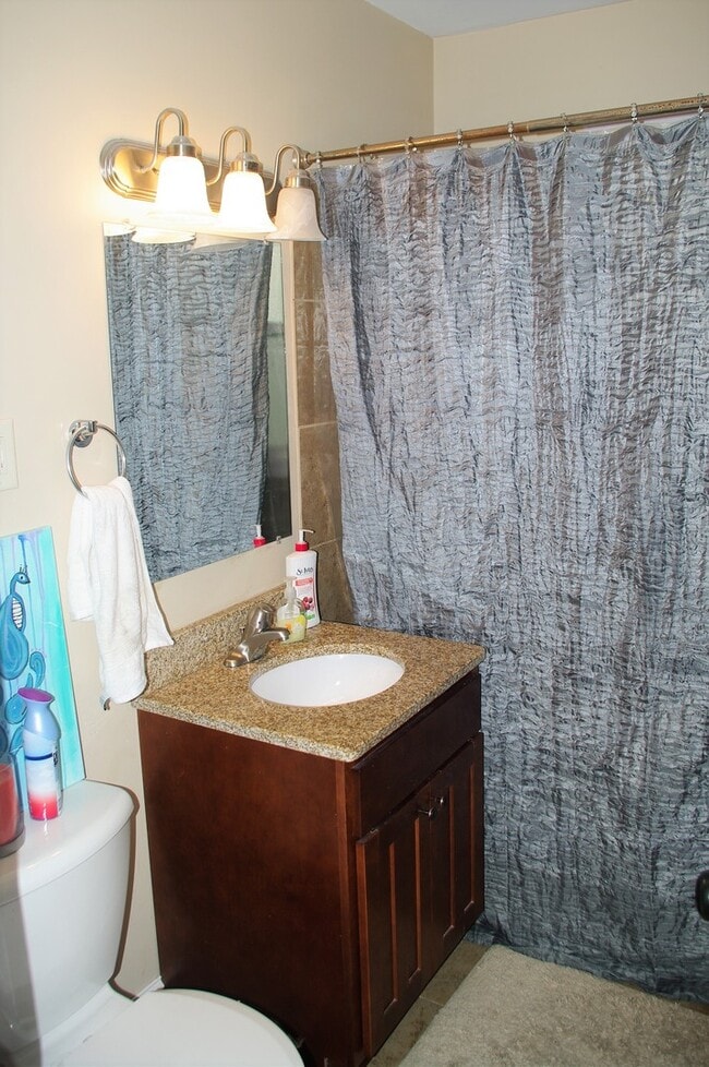 Building Photo - Clean, Efficient, recently renovated 3 Bed...