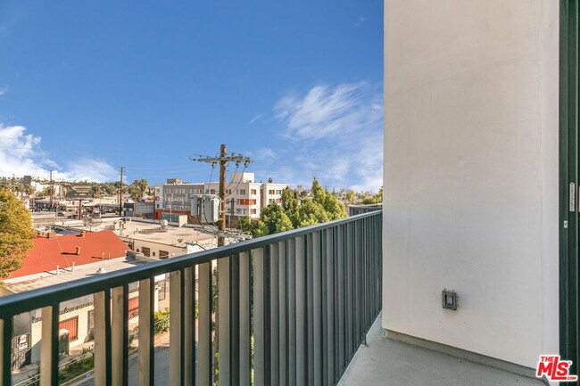 Building Photo - 1111 N Kenmore Ave