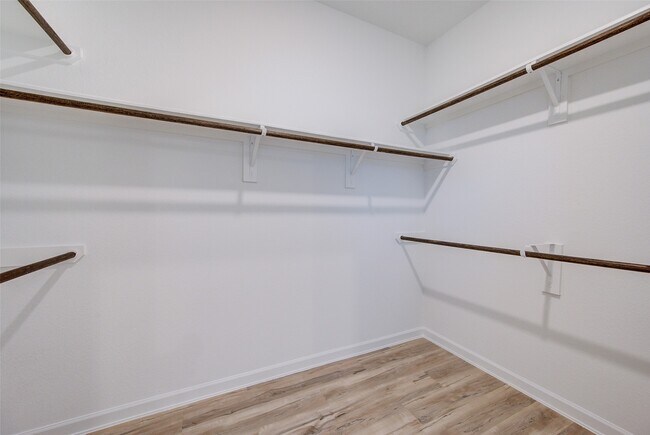 Building Photo - 3330 Meadknoll Ln