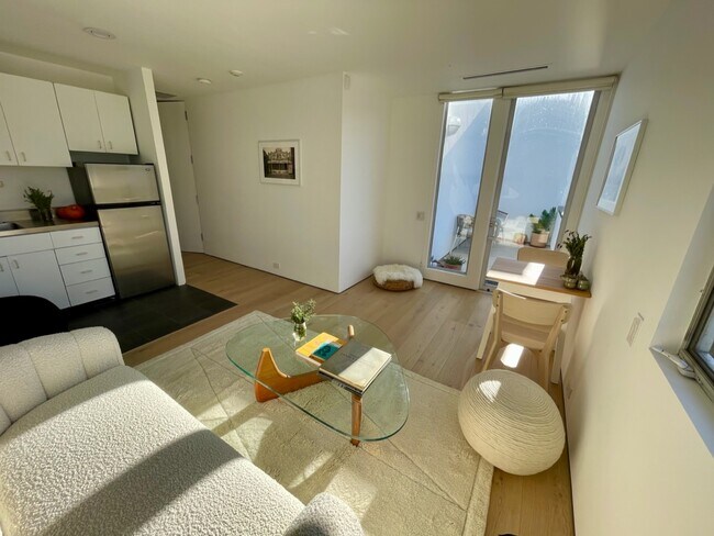 Living Room - 522 N Roxbury Dr