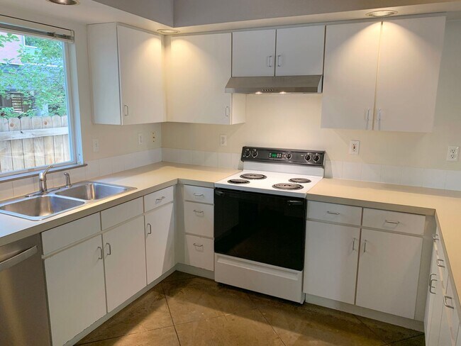 Building Photo - 209 W Mulberry St