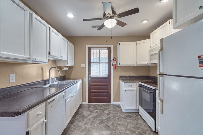 Building Photo - Cozy 2 Bedroom, 1 Bathroom Home in Manches...