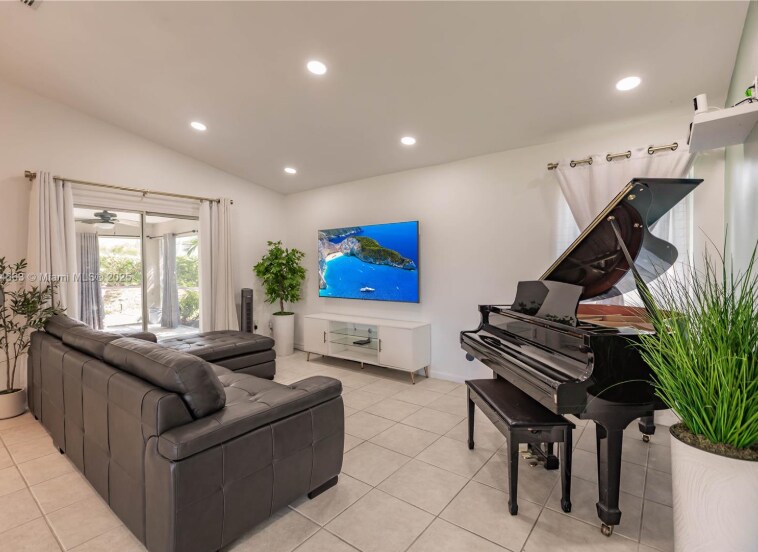 Building Photo - 2235 SE 6th Ct