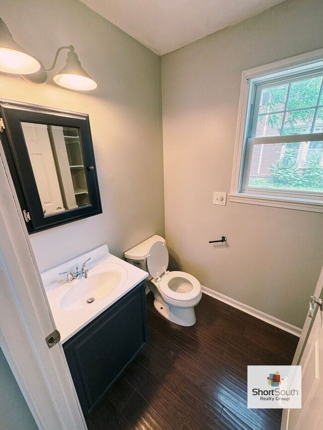 Building Photo - Wealthy St 4 bed 2 bath Single Family Home