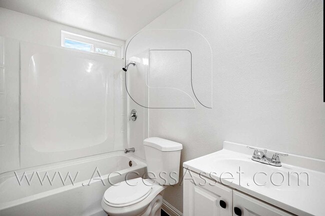 Building Photo - Charming Downstairs 2 Bed/1 Bath Unit With...