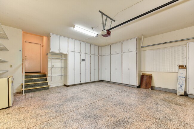 Building Photo - 6533 Chesbro Cir