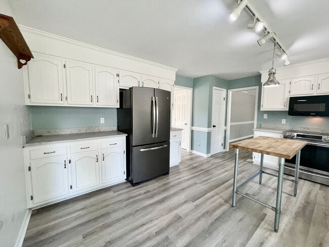 Building Photo - Available NOW! A 4-6 Bedroom Home! Attache...