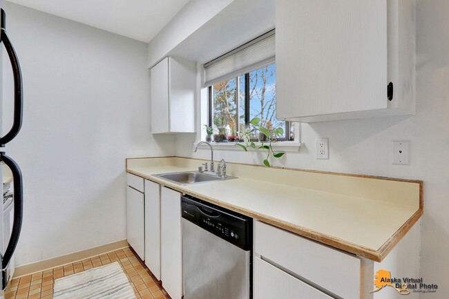 Building Photo - Top Floor End Unit Condo* Pet Friendly, Pr...