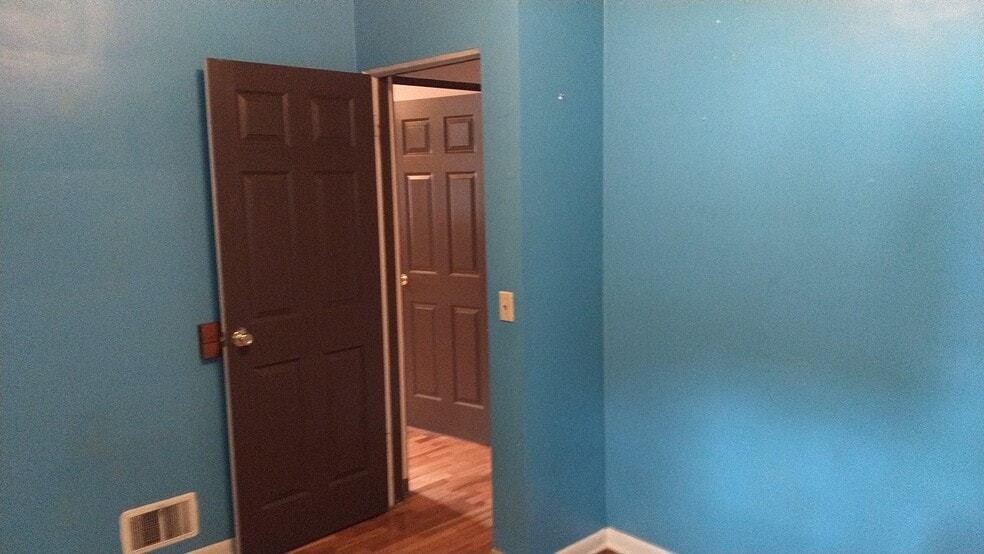 Back of home bedroom - 1537 Linden St