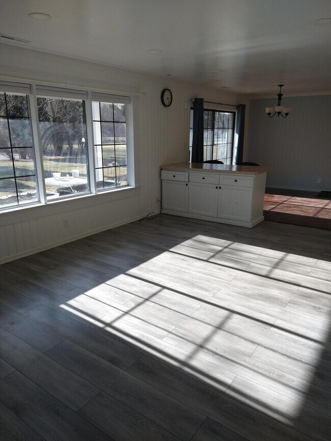 Building Photo - 20245 Independence Dr