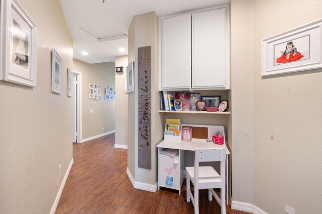 Building Photo - 43911 La Carmela Dr