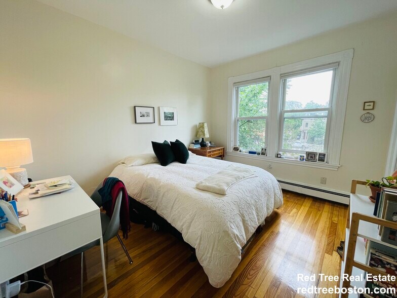 Building Photo - 10 Houghton St