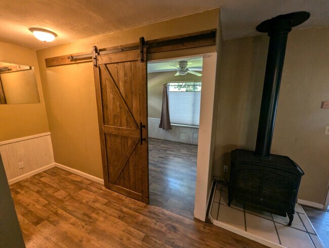 Building Photo - 402 Oregon St