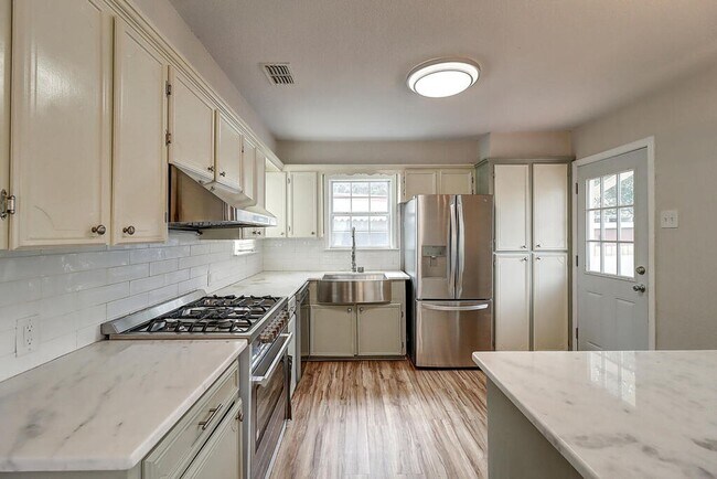 Building Photo - 722 Ralston Ave