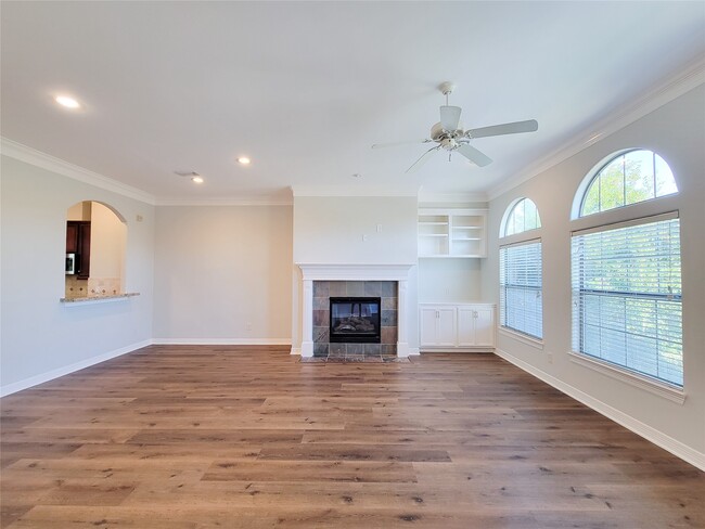 Building Photo - 2416 La Branch St