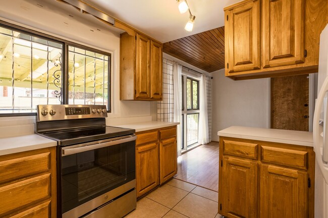 Building Photo - Centrally Located 3 Bedroom 1 Bathroom In ...