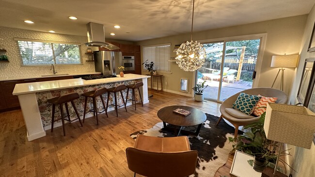 Building Photo - 2871 Loma Pl