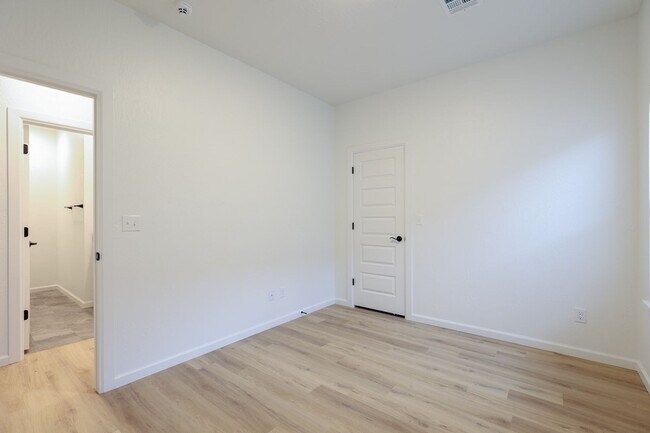 Building Photo - Stunning Newer Duplex with Private Backyard in Edmond!