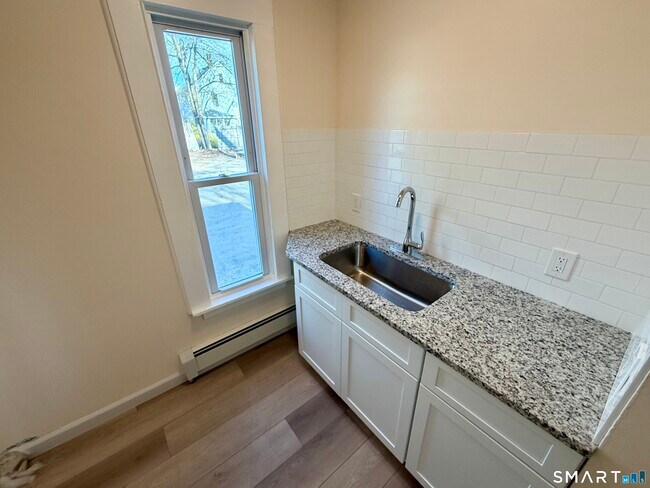 Building Photo - 690 Main St