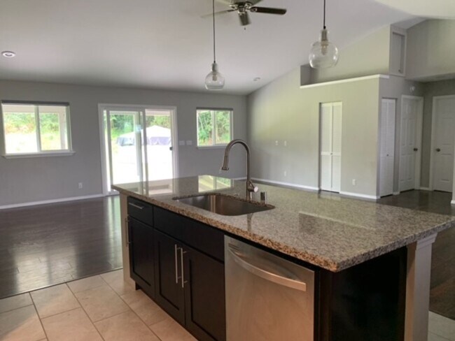 Building Photo - 3 bed/2 bath - Ready to Move In