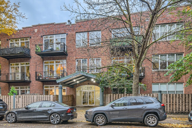 Building Photo - 2333 W Saint Paul Ave