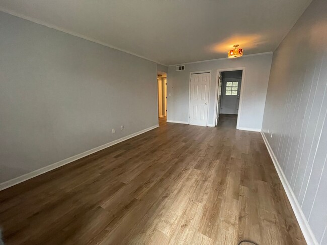 Building Photo - 2 bedroom, 1 bath apartment in small compl...