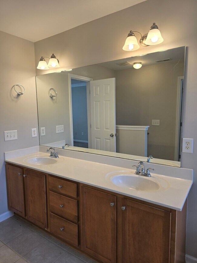 Building Photo - New Listing!!