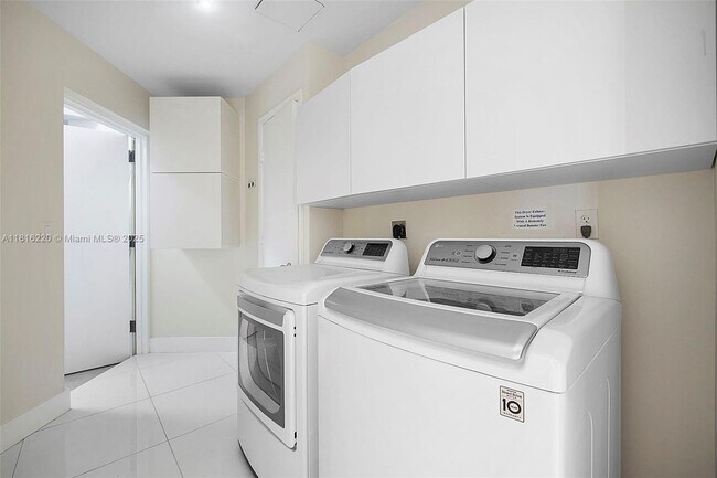 Building Photo - 2020 N Bayshore Dr