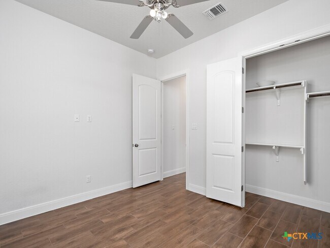 Building Photo - 530 Carriage House