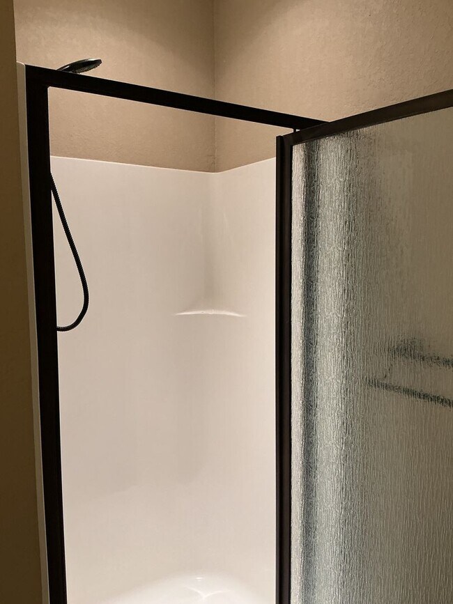 Building Photo - Luxury Living Made Easy in a Desirable Nei...