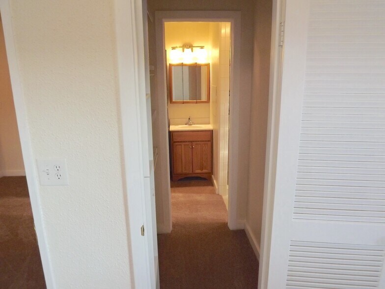 Building Photo - 115 N Park St