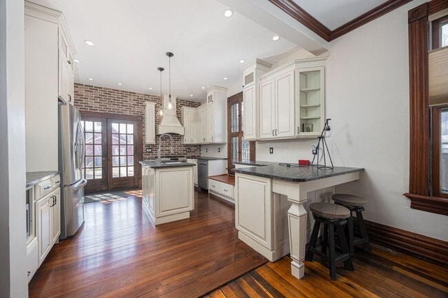 Building Photo - 357 Jackson St