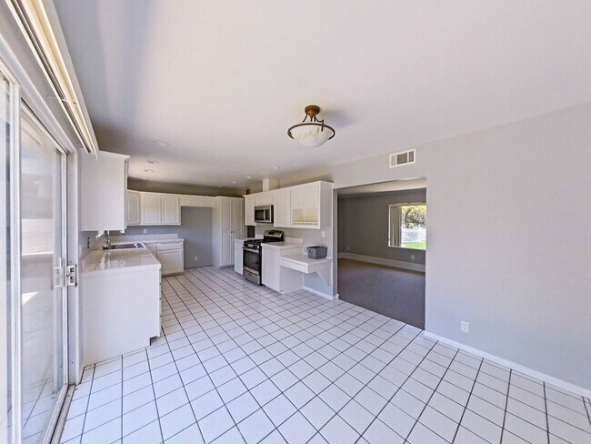 Building Photo - 617 E Avenida San Juan