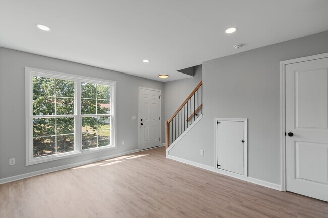 Building Photo - 400 Gallery Ln