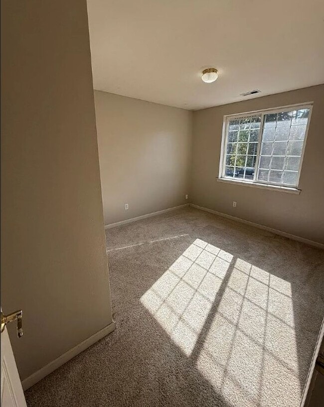 Building Photo - Large 6-Bedroom Home in Samish with a Fenced Yard