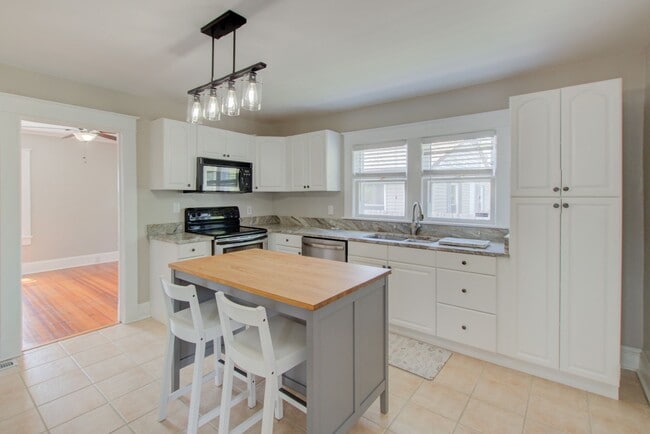 Building Photo - Charming, 3 Bed, 1 Bath Cape Cod in Granby...