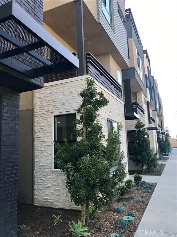 Building Photo - 1654 Pomona Ave