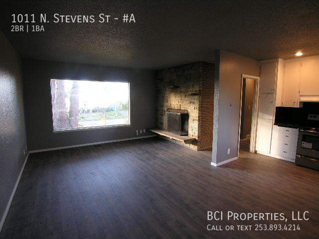 Building Photo - This beautiful 2 bedroom, 1 bath home is m...