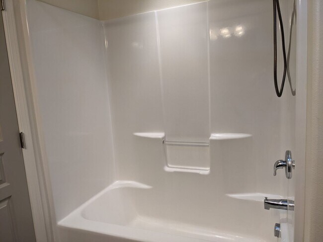 Building Photo - 62851 NE Kinley Ln