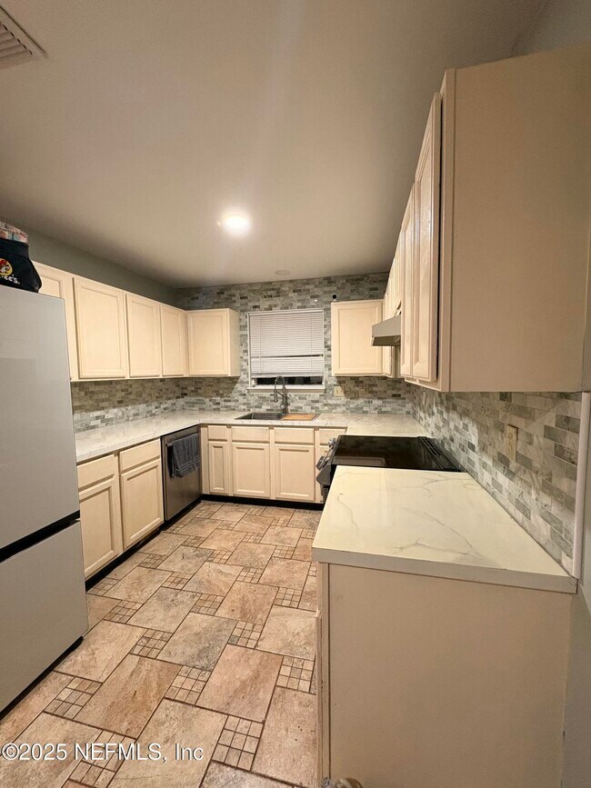 Building Photo - 3317 Cancun Dr E