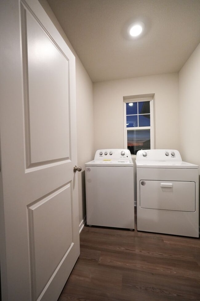 Building Photo - Available April 1st!! Townhome!! Near to I...