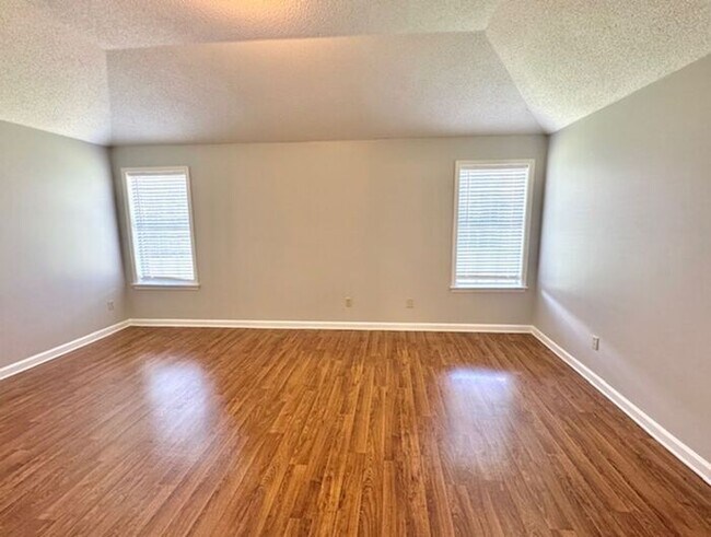 Building Photo - Available Now! 3 Bedroom 2 Bath Home in Co...