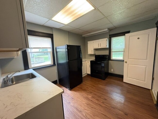 Building Photo - 325 Para Ave