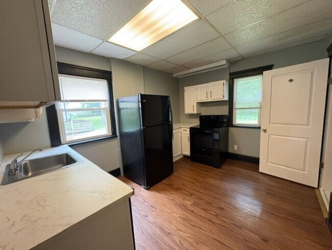 Building Photo - Updated 2-Bedroom Apartment with Spacious Rooms and Private Lower-Level Layout