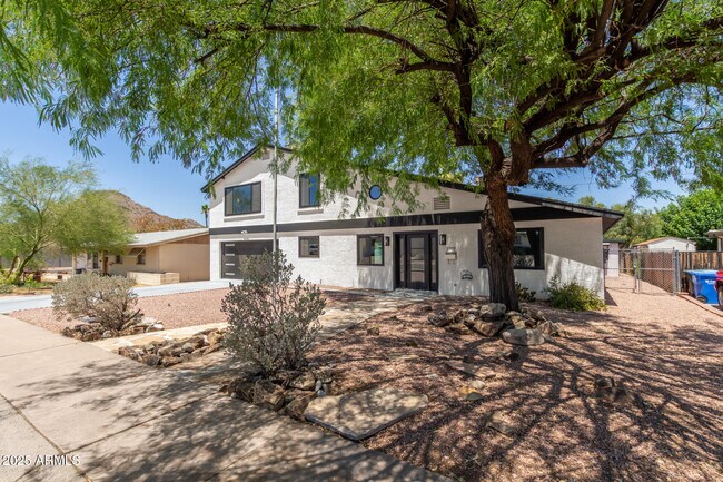 Building Photo - 2210 E Everett Dr