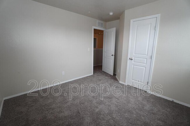Building Photo - 1556 Gold St