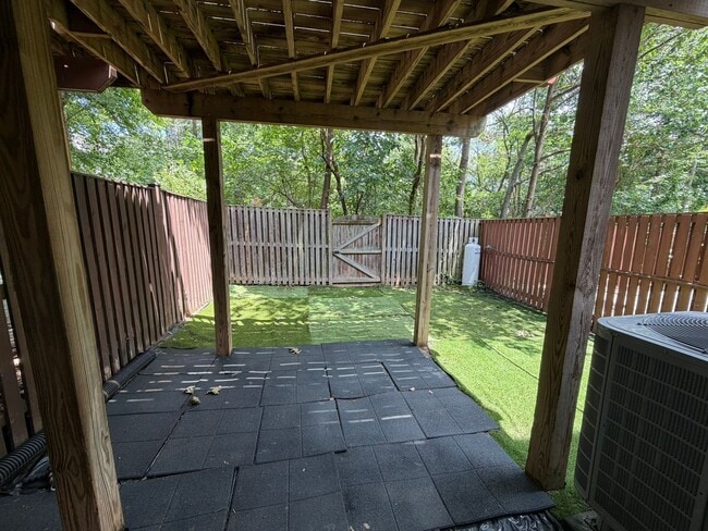 Building Photo - Beautiful Townhome in Seven Oaks!