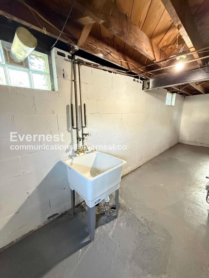 Building Photo - 5134 Hereford St